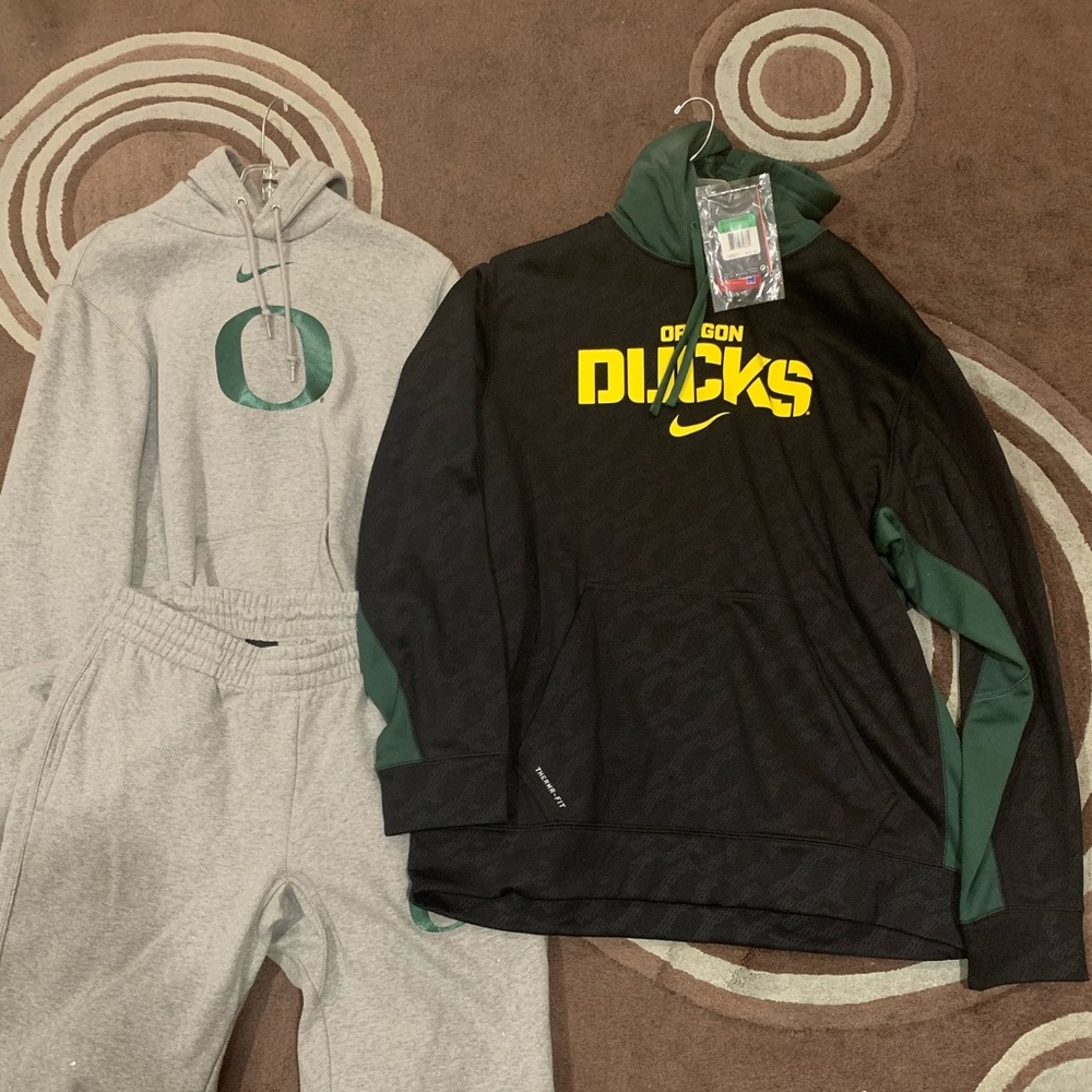 Oregon Ducks College hoodies and sweat pants